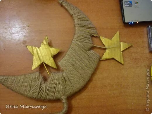 новогодние поделки своими руками. венок из ниток на новый год. обереги детскими руками. интересные изделия из ниток. поделка месяц.