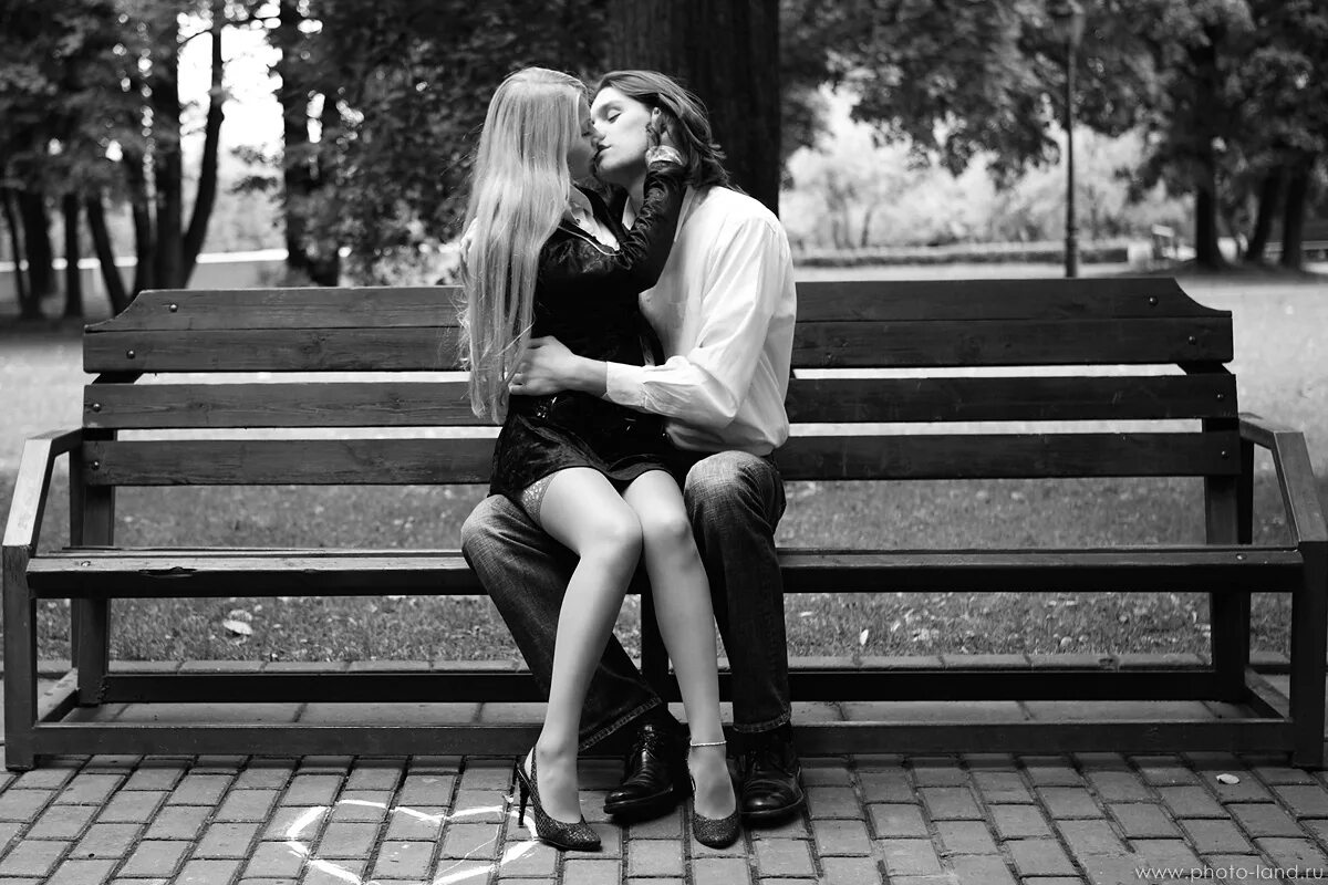 левушка у пареч на колееях. девушка сидит на мужчине. девушка на коленях у парня. девушка сидиттна парне. девцшка сидит на коелнях у парн.