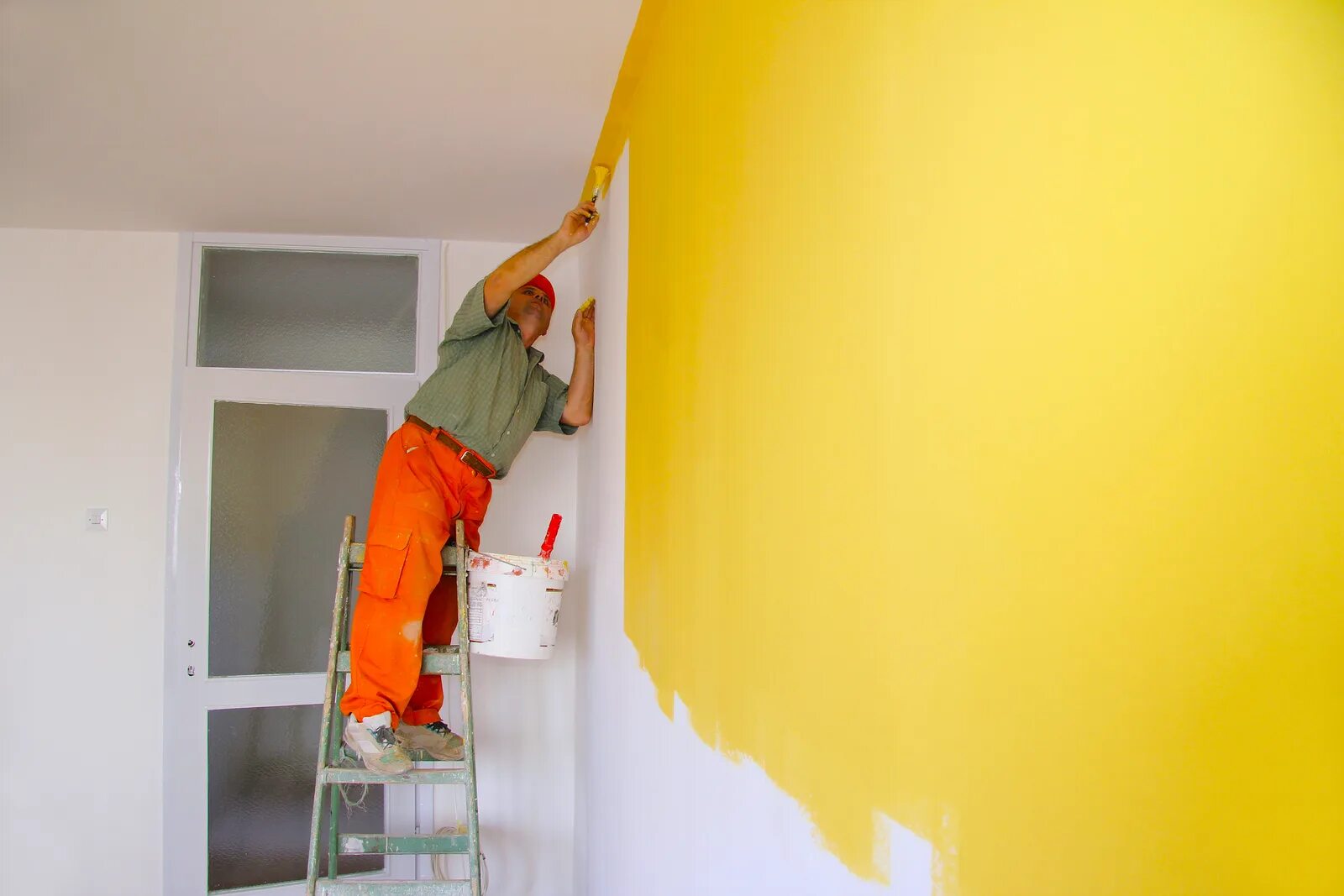 Покраска гипсокартона краской. Крашеные стены в квартире. Покраска стен маляр. Покраска гипсокартона. Маляр красит стену.