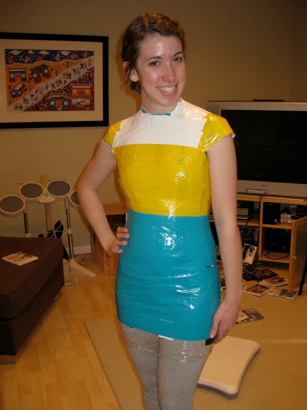 Группа девушек с кляпом. Девушка и скотч. Селфи с кляпом. Одежда duct tape. Связанная девушка скотчем.