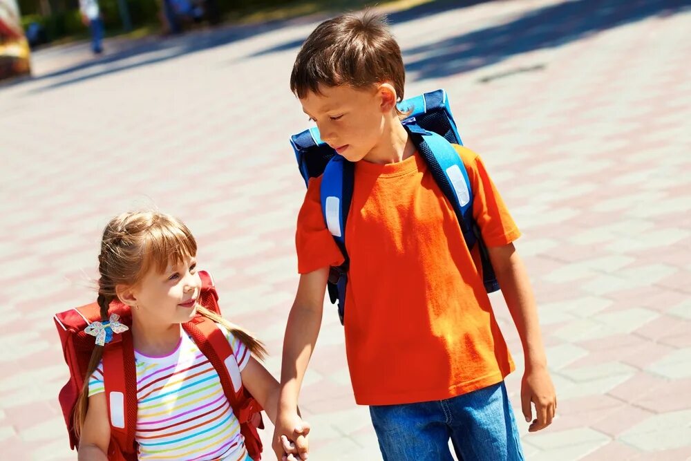 School issue. Поддержка первоклассника. Родители переоделись в школьников. Девочки ведут как мальчики. Картинка где девочка ведет мальчика.