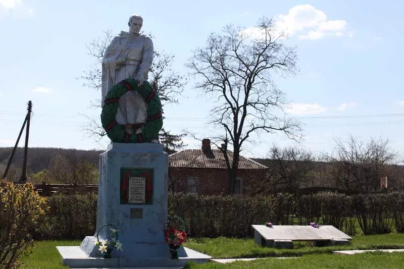 село артельное лозовская харьковской области братская могила.
