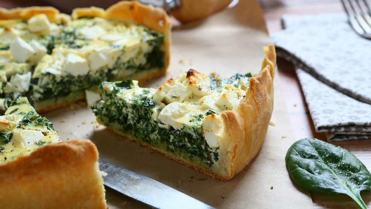 Какой сыр для пирога. Киш со шпинатом и козьим сыром. киш лорен со шпинатом. киш с брынзой и шпинатом. киш лорен со шпинатом и сыром.