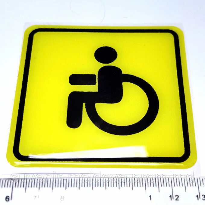 Знак инвалида на машину. Инвалидный знак на автомобиль. Наклейка инвалид. Знак инвалид за рулем. Наклейка на машину инвалид.