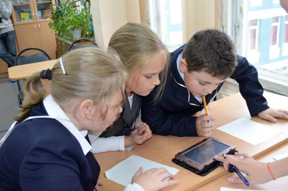 в школе 98 пятиклассников. праздник пятиклассника. задача в школе 84 пятиклассника. пятиклассники на уроке. 4 класс дети.