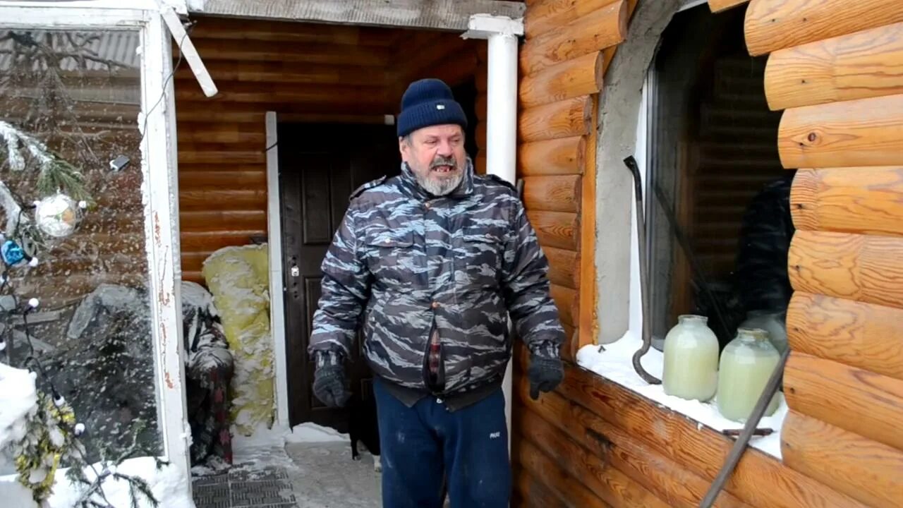 Старым дедовским способом. Табличка на цепях. Самодельное повреждение. Дедовский способ накачаться. Старым дедовским способом.