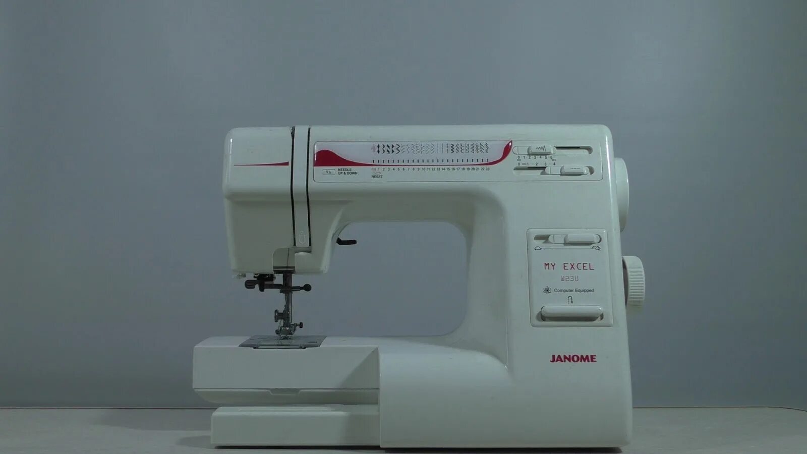 Стучит швейная машина. Машинка швейная janome 4040. Причина стук в швейное машинке jiti. Isew g1500 pro. Машинка подольский швейка на столе.