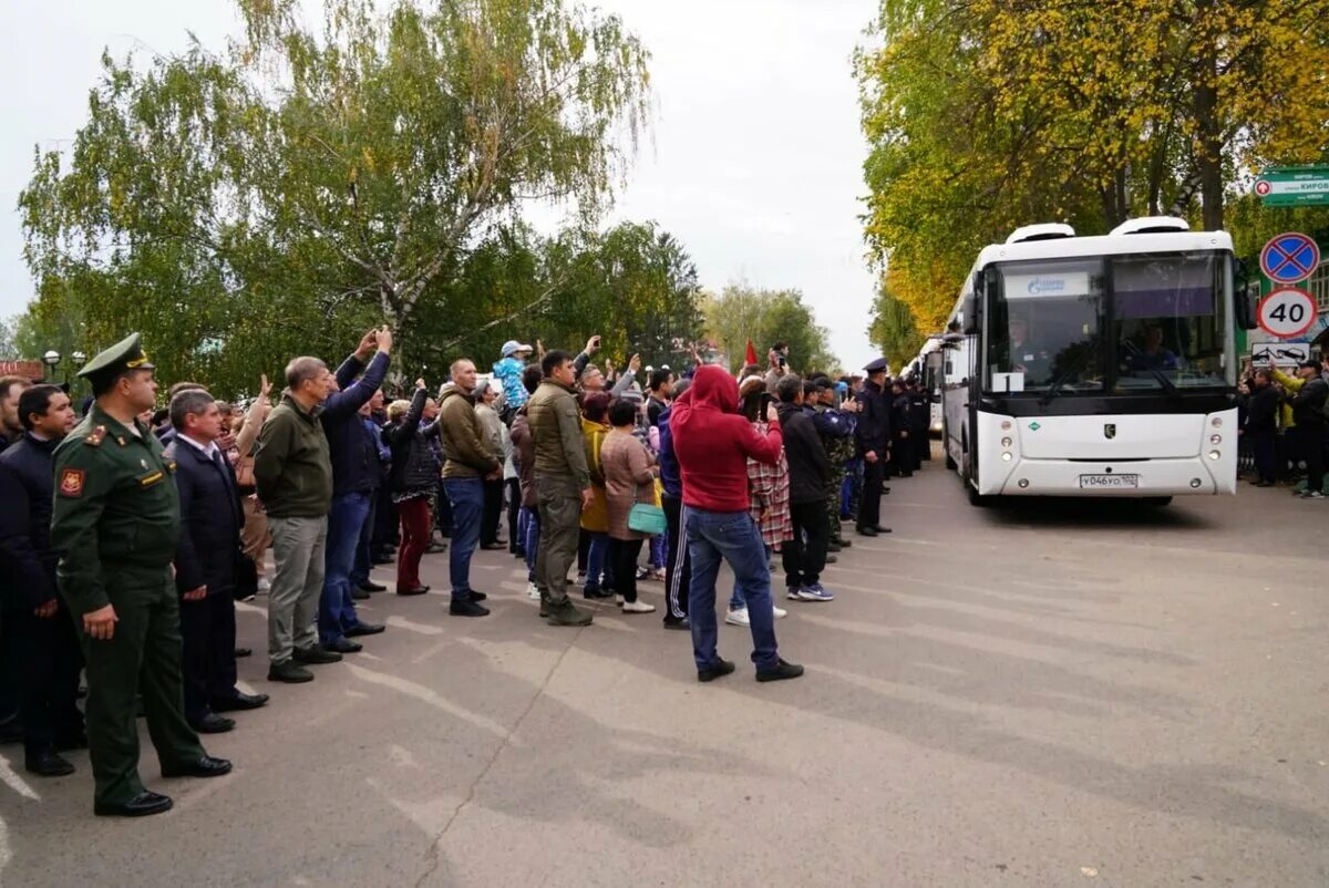 Проводы военнослужащих. Мобилизация автобус. Мобилизация проводы. Мобилизация фото.