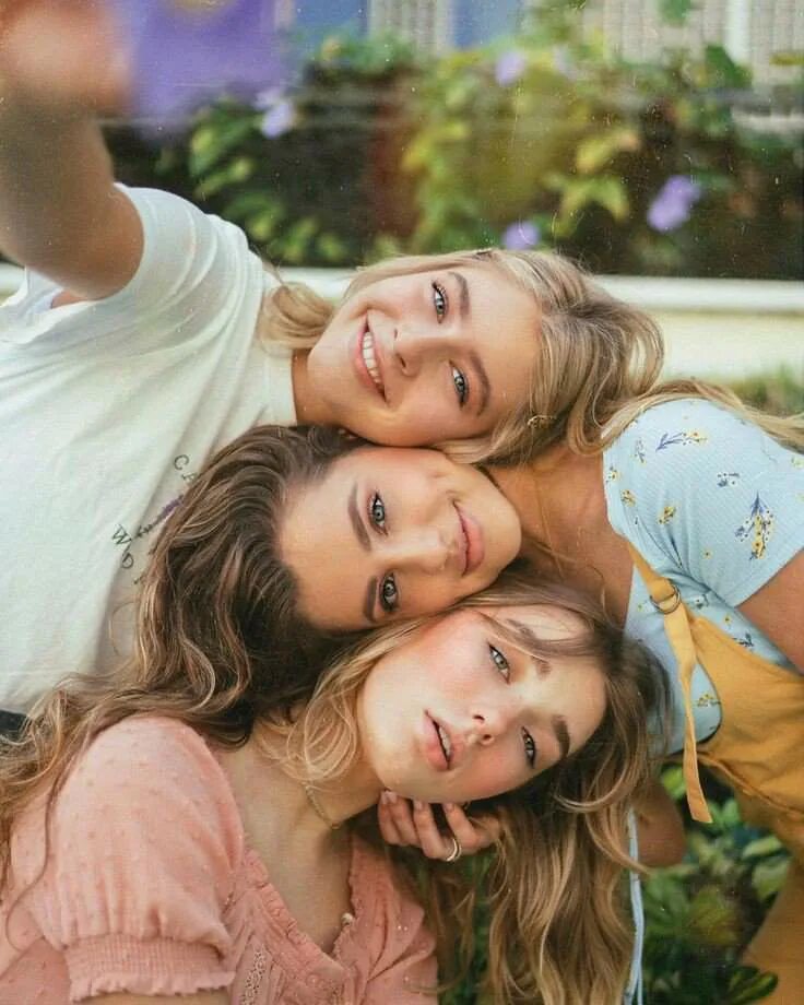 подружка семьи. много мамочек с детьми. фотосессия 4 человека. семью подруги не заменят. мама с двумя детьми.