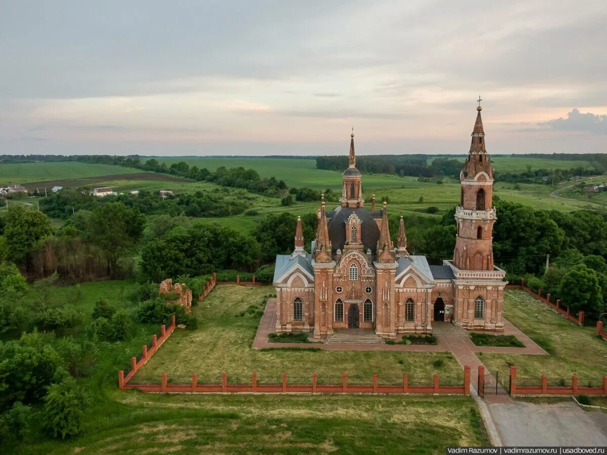 Липецкие красивые места. Храм в Вешаловке Липецкой области. Церковь Вешаловка Липецк. Усадьба Вешаловка в Липецкой области. Знаменская Церковь Вешаловка.