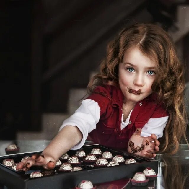 Русские сладкоежки. Девочка с конфетами. Девочка ест конфеты. Девушка с конфетой. Фотосессия с конфетами.