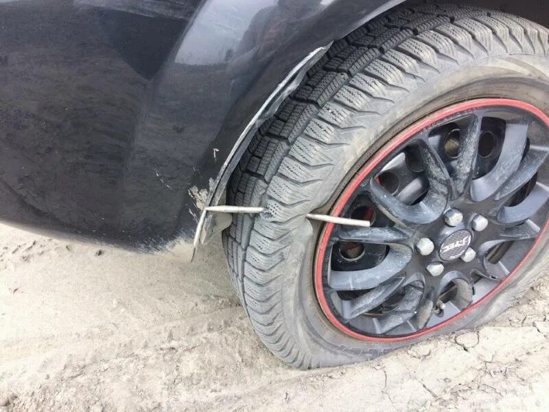 Спущенное колесо Chevrolet Niva. Проколотое колесо. Пробито колесо автомобиля. Прокол шины арматурой. Лопнувшая покрышка