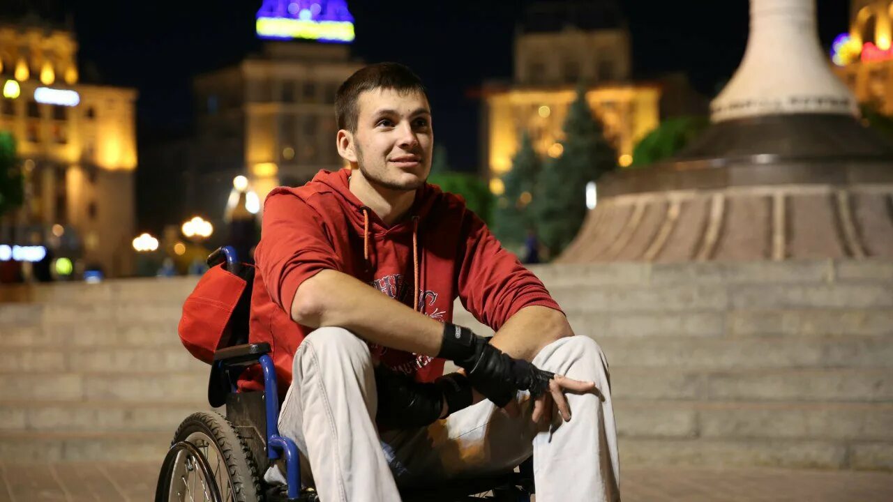 Парень фроси инвалид. Парень в инвалидной коляске. парень в инвалидном кресле. на коляске инвалид мужчина. инвалид парень красивый.