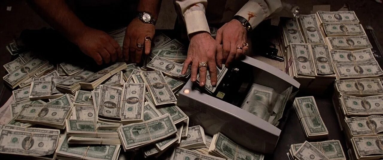 Много денег. Гора денег. Человек с мешком денег. Lot's of money. Большие деньги.