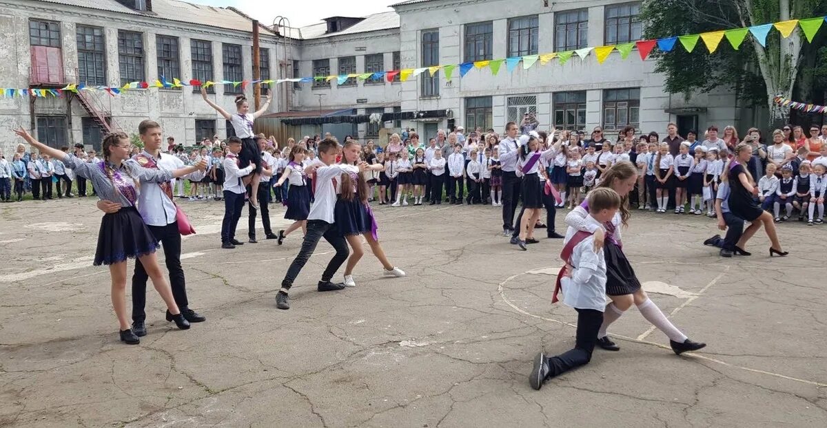 В каком городе 5 школа. Школа 39 макеевка. школа 25 макеевка. школа 39 последний звонок. мбоу сош 39 города макеевка.