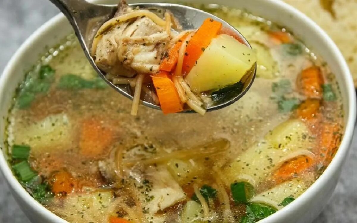 Суп с вермишелью и картошкой. Суп Рыжик с жареной вермишелью. Суп с жареной вермишелью. Суп из куриных голеней. Куриный суп с жареной вермишелью.