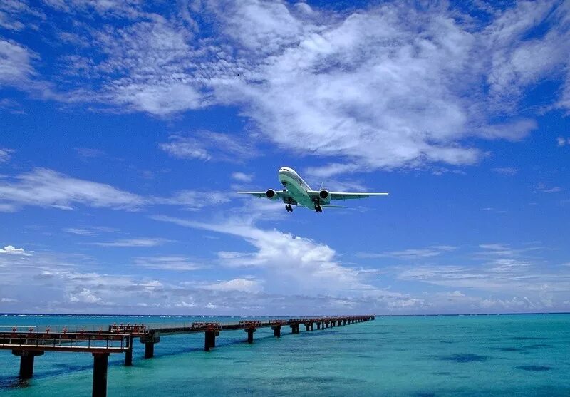 На самолете на море россия. Самолет над морем. Красивый самолет. Полет самолета над морем. Самолет пляж над морем.