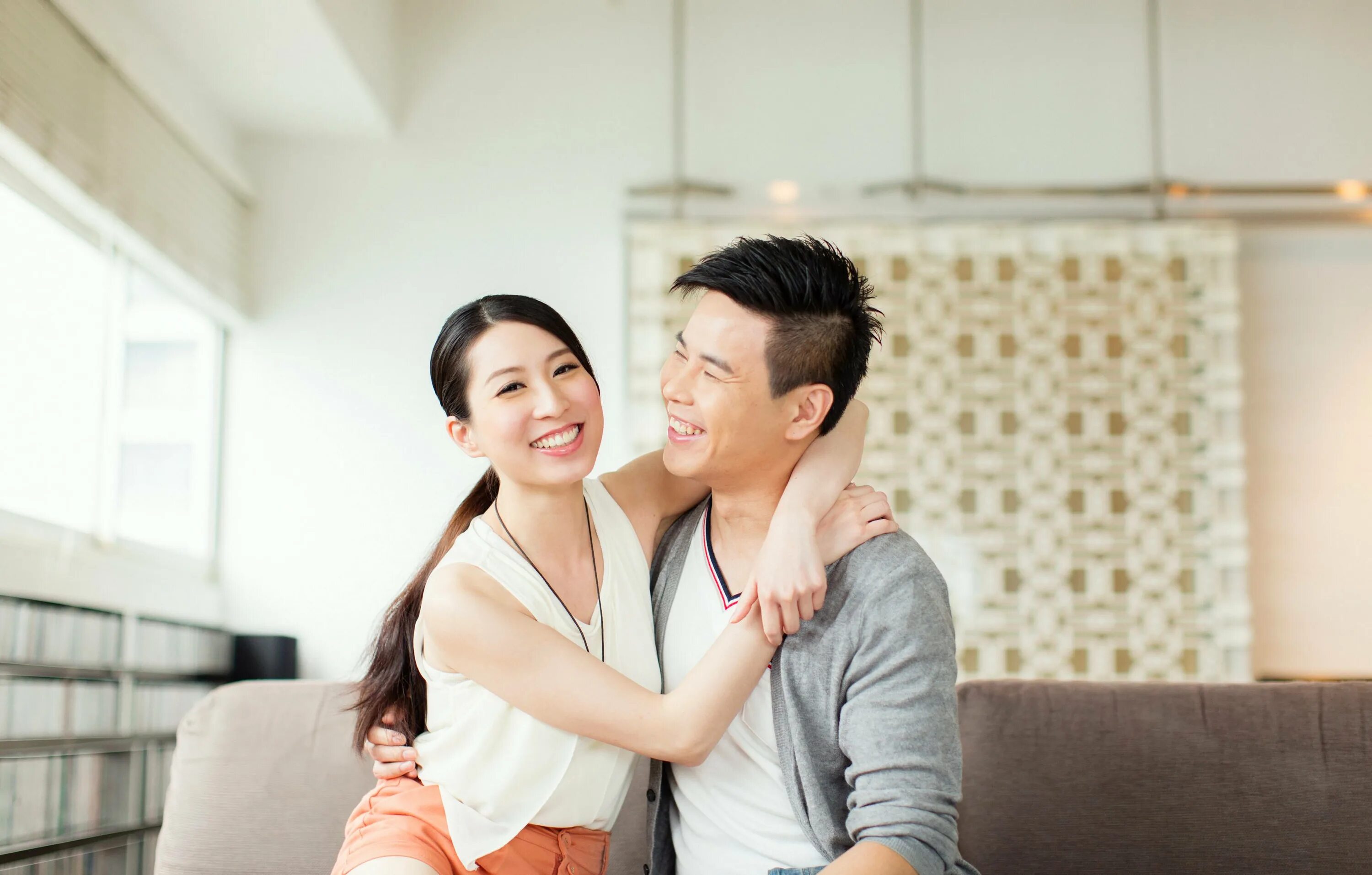 Китайцы муж и жена. Азиатские мужчины и женщины. Счастливая китайская пара. Парень и девушка китайцы.