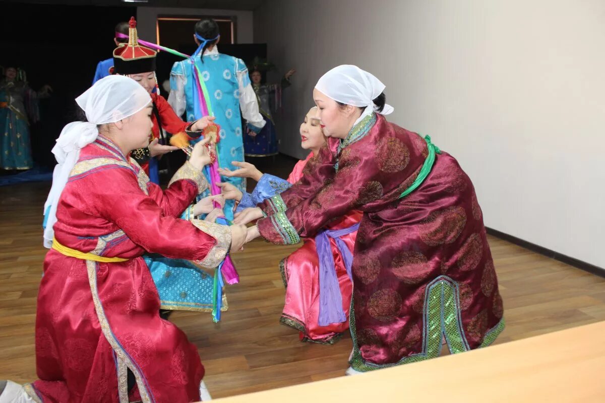 Традиции тувинцев. Традиции тувинского народа. Тувинский национальный праздник шагаа. Традиции тувинцев. Тувинские свадебные костюмы.