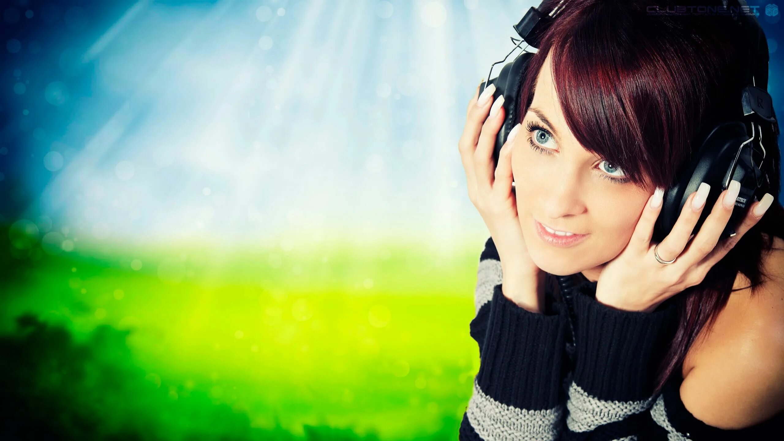 Красивая девушка в наушниках. Девушка в наушниках. Рассказы девушек слушать. A young woman lying on the grass, smiling and listening to music with headphones. Наушники для девушек.