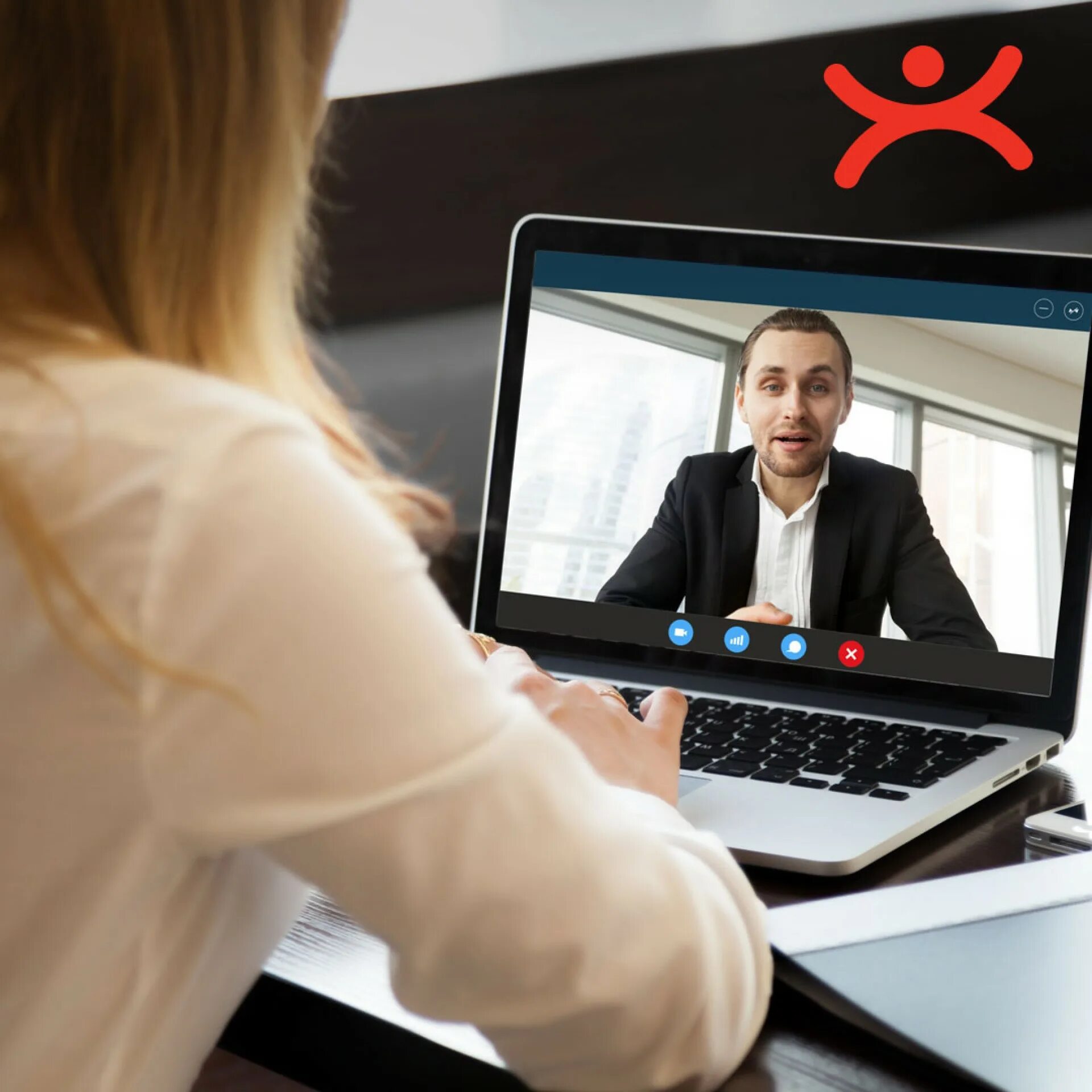 Интернет коммуникации. Видеоконференция на удаленке. Удаленная работа общения с людьми. Удаленная работа общения с людьми. Девушки общаются по видеосвязи в магазине.