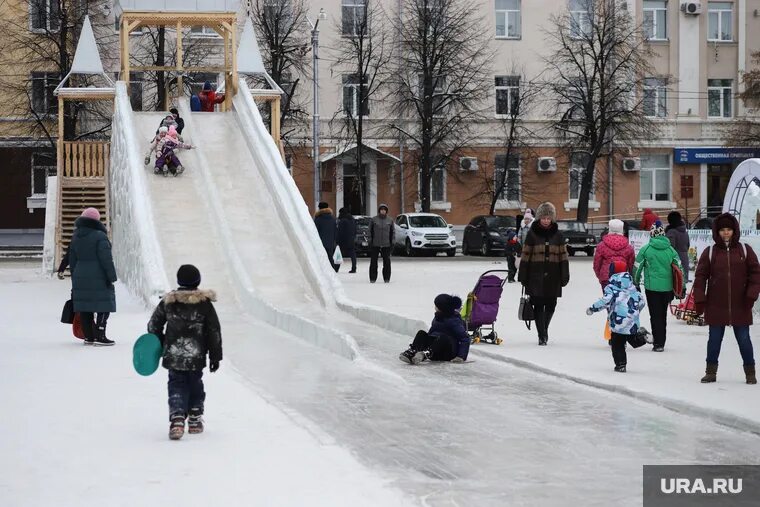 Каникулы продляют. Новогоднее катание с горки. Зима в российском городе. Новогодние горки. Катание с горки новый год.