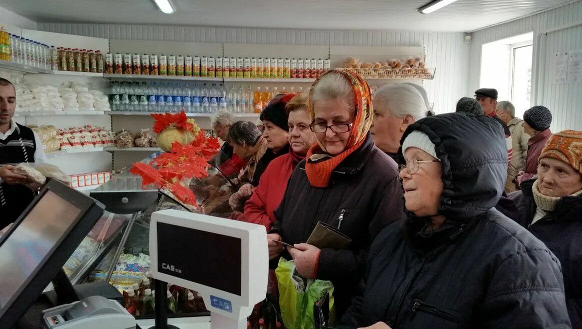 Бабка в магазине. Бабушка в очереди в магазине. Бабка в очереди в магазине. Пенсионеры в магазине. Бабушка в магазине.
