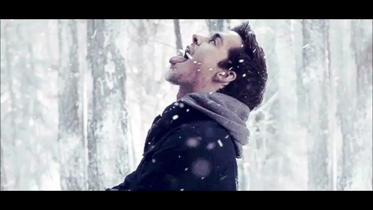 Ловить ртом воздух. Мужчина в снегу. Парень под снегом. Человек под снегом гифка. Парень зимой гиф.