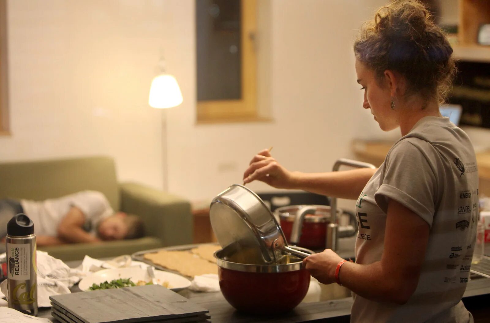 Make dinner. Картинка make dinner. Woman Cooking dinner. My mum is Cooking dinner.