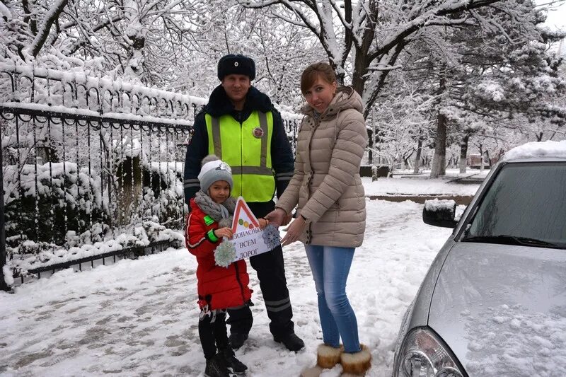 Снежинка безопасности ПДД. Акция "снежинки безопасности" для детей 5-6. Безопасная семья фото. Моя семья и я за безопасные дороги.