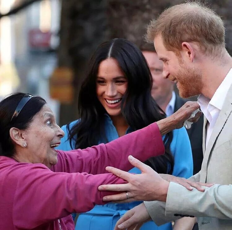 Свадебная фотосессия на самокатах. Самые интересные новости со всего. Необычные новости. Самая непонятная картинка. Банан маурицио каттелана.