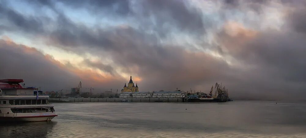 Туман в Нижнем Новгороде. Туман в Нижнем Новгороде фото. Туман в Нижнем Новгороде сегодня. Туман на стрелке Нижний Новгород. Встало солнце разогнав туманы впр