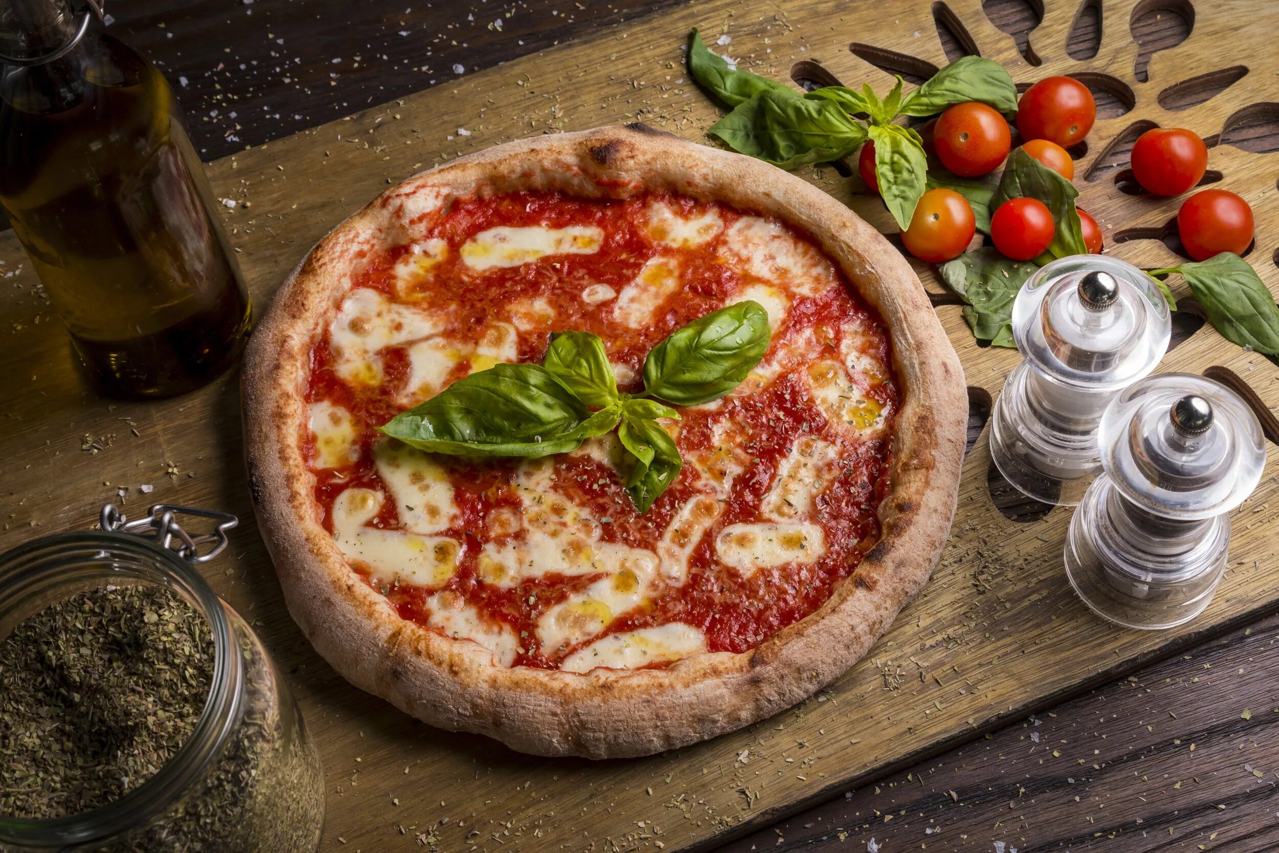 Еда пицца. Итальянская кухня. итальянская кухня пицца. пицца на столе. столик в пиццерии.