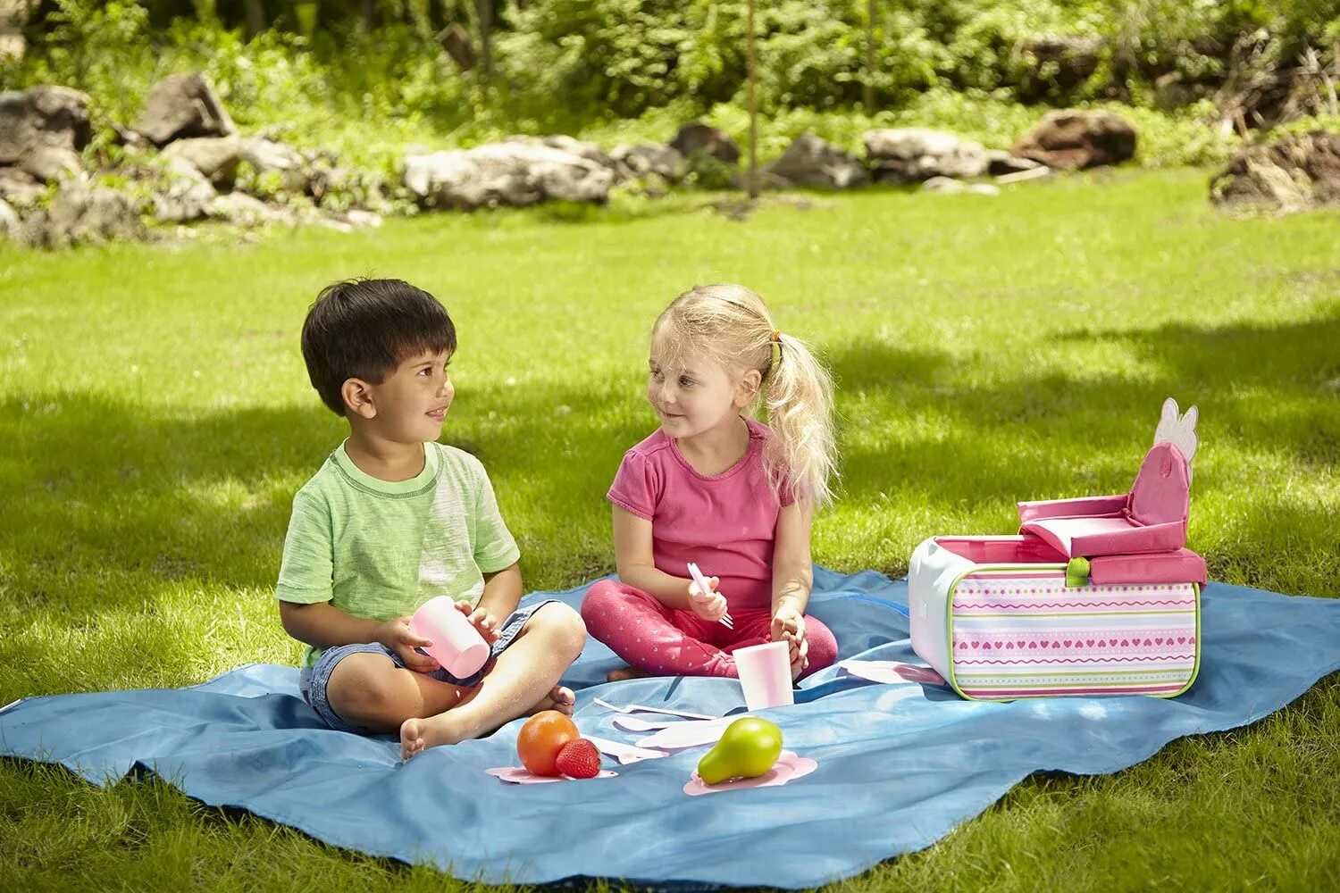 Пикник возрастное ограничение. Пикник для младших школьников. Малыш на пикнике. Поделка пикник для детей. Веселые игры на пикнике.