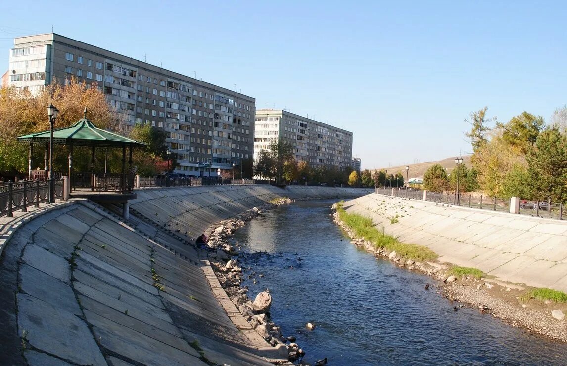 Речка в красноярске. Река кача Красноярский край. Набережная реки кача Красноярск. Речка кача в Красноярске. Красноярск река кача загрязнение.