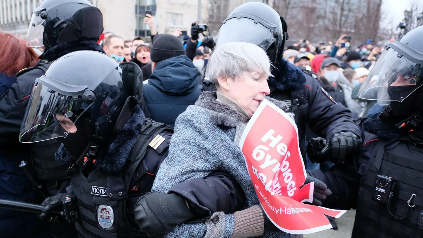 Фото девушек на митинге в России. Москва после митингов