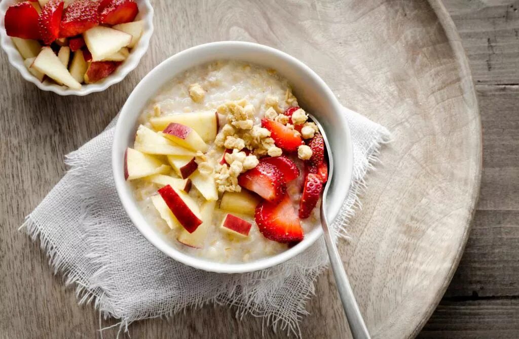 Кусочек каши. Овсянка поридж. Porridge (овсяная каша). Каша с фруктами. Овсянка с яблоком.