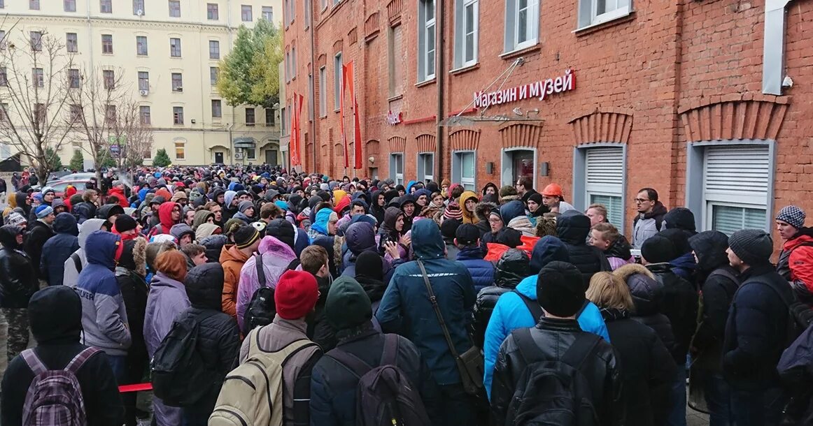 Очереди в полдень. Очередь. Очередь в магазине. Ожеледь. Очереди за едой в Финляндии.