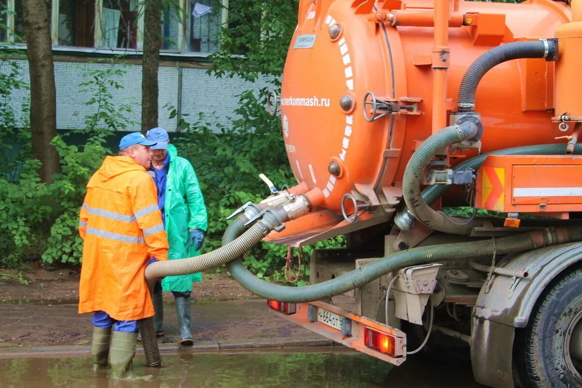 Откачка талых вод. Газ 3307 ко 503. Коммунальщики. Коммунальщики. Откачка тверь.