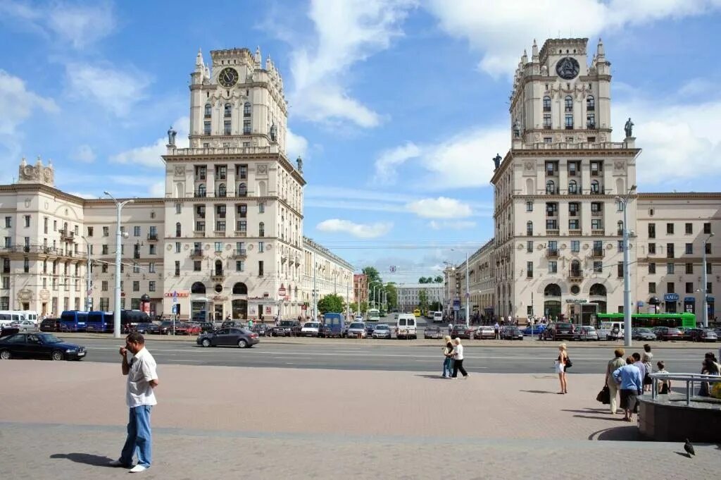 Кирова 3 минск. Беларусь город Минск улица Кирова 2. Башни в Минске напротив вокзала. Ворота Минска. Ул Кирова 1 Минские ворота.