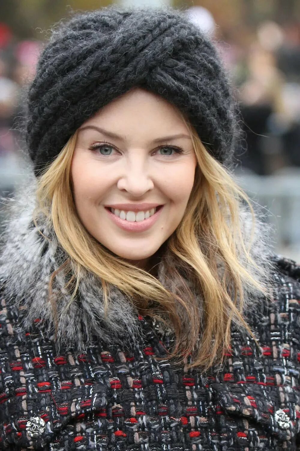 Фасоны вязаных шапок для женщин. Круглые вязаные шапки. Шапка вязаная женская. Вязаные шапки для женщин. Модные вязаные шапки.