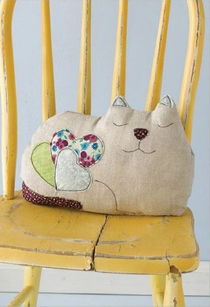 Характер кошки по подушечкам. Кот-подушка. Декоративные подушки коты. Подушка котик. Забавные подушки.