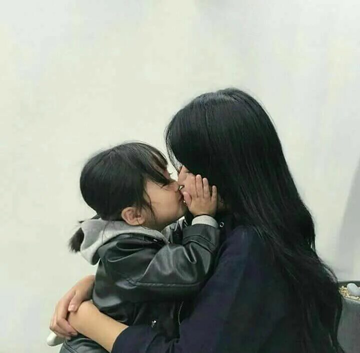 Семья ulzzang. Кореянки дети. Кореянка с ребенком на руках. Корейская девушка с ребенком. Папа дочку азиатку