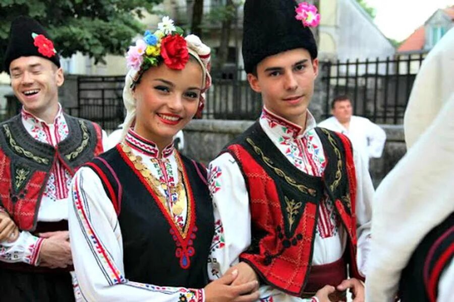 Отличительная особенность национально. Мадьяры и венгры. Венгрия мадьяры. Национальный костюм Болгар в Бессарабии. Болгары и венгры.