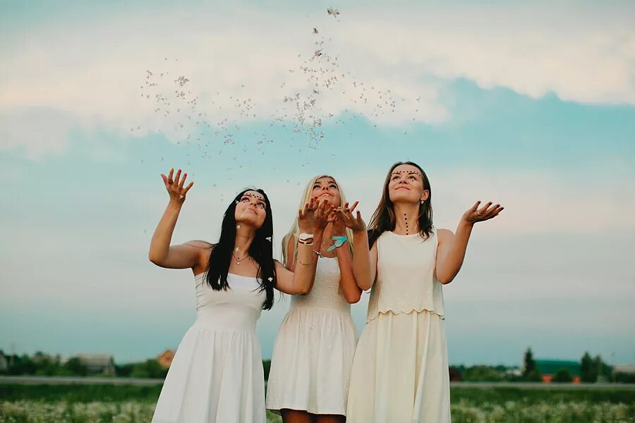 3 красавицы небес шли по улицам мадрида. три брюнетки. анимационная девушка весна. песня три красавицы шли по улицам. группа serebro.