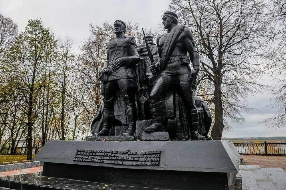 Парк в курске мемориал. Памятник героям октябрьской революции уфа. Памятник героям революции 1917. Памятник красногвардейцам в колпино. Памятник герою гражданской.