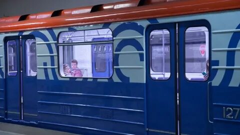 Почему поезд метро долго стоит