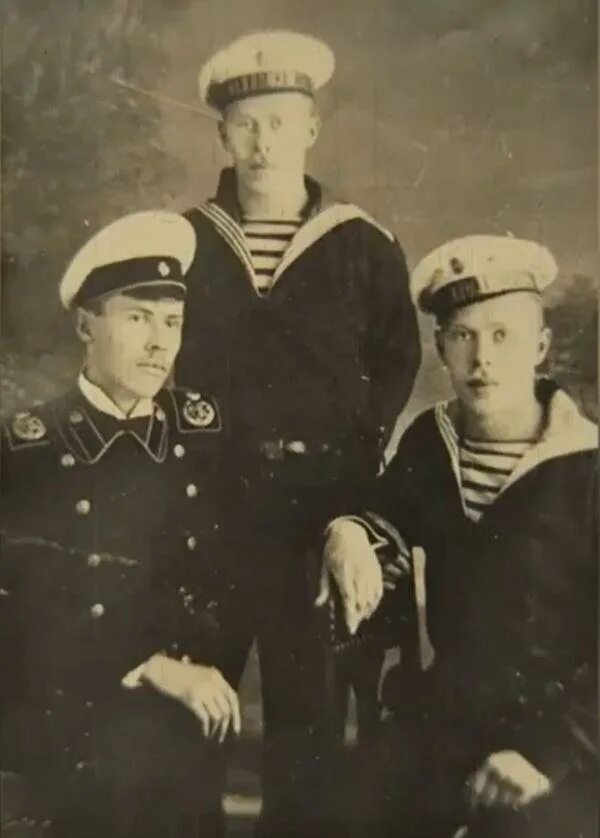 Его отец был отпрыском. Отец его был потомком древнего. Человек прямой потомок. Сиддхартха гаутама покинул дворец. Владимир мономах внук по матери.