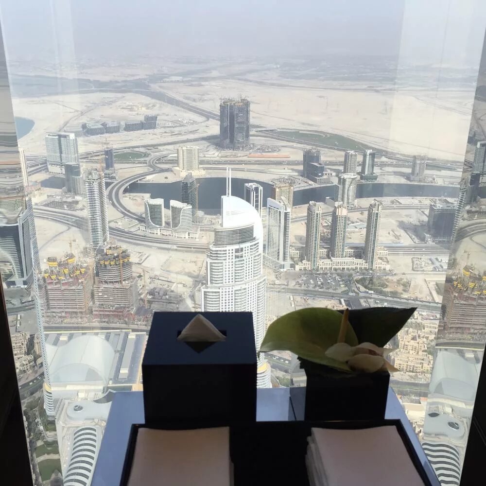 Билет на смотровую бурдж халифа. Дубай Бурдж Халифа смотровая площадка. Квартиры в Бурдж Халифа на 162 этаж. Вид из окна Бурдж Халифа 169. Бурдж-Халифа смотровая площадка 125 этаж.