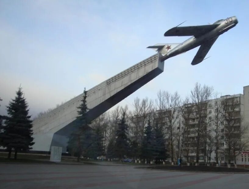 Монумент "Бесстрашным лётчикам" - достопримечательности Брянска